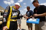 Paul Tracy gibt Autogramme