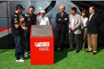 Sebastian Vettel (Red Bull) wird mit einer Tafel in Barcelona geehrt