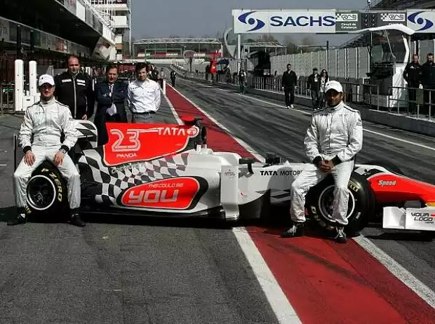 Vitantonio Liuzzi, Narain Karthikeyan, Colin Kolles (Teamchef), Jose Ramon Carabante (Teambesitzer) Titel-Bild zur News: Vitantonio Liuzzi, Narain Karthikeyan, Colin Kolles (Teamchef), Jose Ramon Carabante (Teambesitzer)