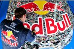Kasey Kahne (Red Bull) studiert die über 7.000 Gesichter auf seinem Toyota Camry
