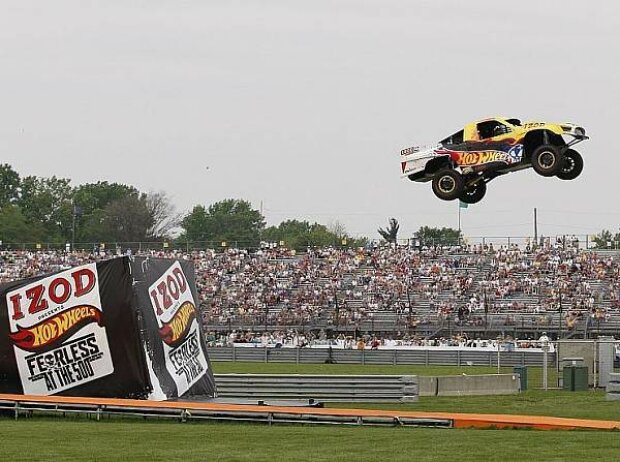 Titel-Bild zur News: Hot-Wheels-Stunt im Rahmen des 95. Indy 500