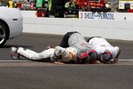 Dan Wheldon, Teamchef Bryan Herta und ein Sponsorvertreter küssen die berühmte Yard of Bricks