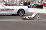 Dan Wheldon ist nach seinen zweiten Indy-500-Sieg außer sich vor Freude