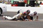 Dan Wheldon, Teamchef Bryan Herta und ein Sponsorvertreter küssen die berühmte Yard of Bricks