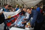 Yvan Muller (Chevrolet) und Alain Menu (Chevrolet) signieren ein Poster