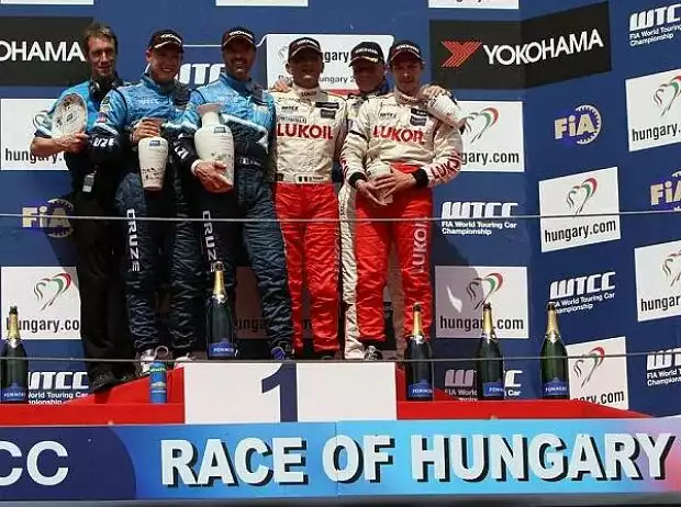 Yvan Muller, Robert Huff, Gabriele Tarquini, Franz Engstler Titel-Bild zur News: Yvan Muller, Robert Huff, Gabriele Tarquini, Franz Engstler