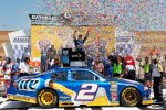 Brad Keselowski (Penske) in der Victory Lane