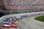 Start zum STP 400 mit Kurt Busch (Penske) und Juan Pablo Montoya (EGR) an der Spitze