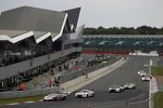 Das GT1-Feld passiert den neuen Silverstone Wing