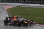 Lewis Hamilton (McLaren) versucht Mark Webber (Red Bull) zu überholen