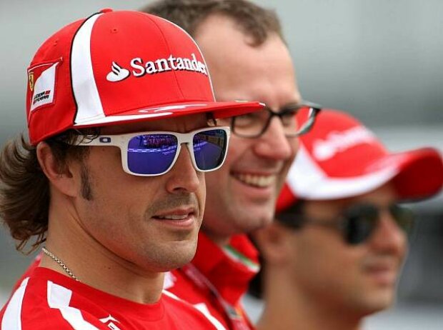 Titel-Bild zur News: Fernando Alonso, Stefano Domenicali (Teamchef), Felipe Massa