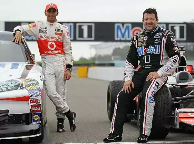 Lewis Hamilton, Tony Stewart Titel-Bild zur News: Lewis Hamilton, Tony Stewart