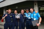 Yvan Muller (Chevrolet) und seine Crew feiern die Pole-Position in Brünn
