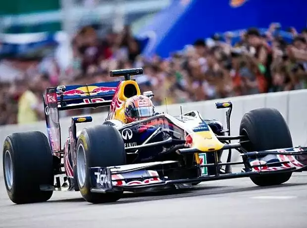 Jaime Alguersuari beim Red-Bull-Showrun in Hongkong Titel-Bild zur News: Jaime Alguersuari beim Red-Bull-Showrun in Hongkong