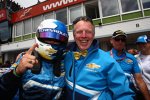 Robert Huff (Chevrolet) feiert mit Chevrolet Europa Motorsport-Manager Eric Neve