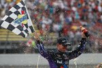 Denny Hamlin feiert seinen ersten Saisonsieg