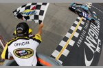 Denny Hamlin (Gibbs) gewinnt das Heluva Good! Sour Cream Dips 400