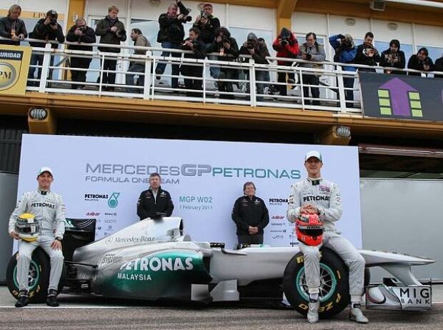 Michael Schumacher, Norbert Haug (Mercedes-Motorsportchef), Ross Brawn (Teamchef), Nico Rosberg