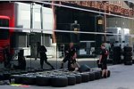 McLaren-Mechaniker bereiten Reifen vor