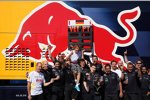 Feiern mit Sebastian Vettel (Red Bull) 