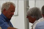 Charlie Whiting (Technischer Delegierte der FIA) und Bernie Ecclestone (Formel-1-Chef) 