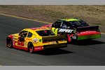 Kurt Busch (Penske; 1.) und Jeff Gordon (Hendrick; 2.) auf der Auslaufrunde