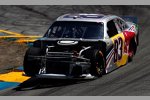 Der Red-Bull-Toyota von Brian Vickers nach der Zusammenkunft mit dem Chevy von Tony Stewart