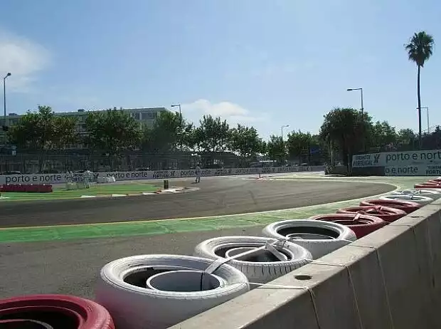 Boxeneinfahrt in Porto, Schikane Titel-Bild zur News: Boxeneinfahrt in Porto, Schikane