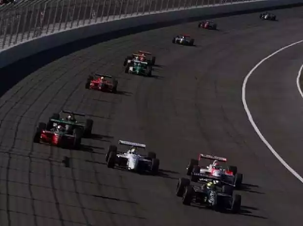 Helio Castroneves 1999 Fontana Hogan mitte weiß Titel-Bild zur News: Helio Castroneves 1999 Fontana Hogan mitte weiß