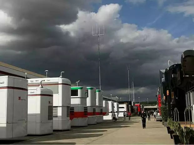 Dunkle Wolken über Silverstone Titel-Bild zur News: Dunkle Wolken über Silverstone