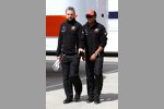Lewis Hamilton (McLaren) und McLaren-Pressesprecher Steve Cooper