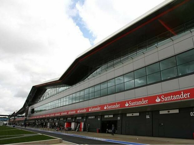 Titel-Bild zur News: Eröffnung des "Silverstone-Wing"