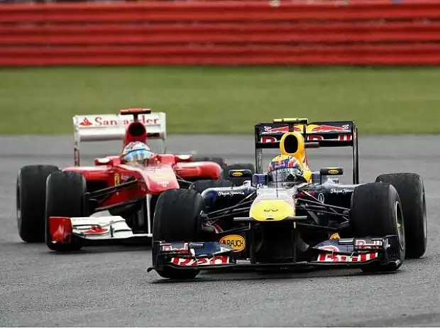 Titel-Bild zur News: Mark Webber vor Fernando Alonso