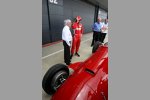 Bernie Ecclestone (Formel-1-Chef) und Fernando Alonso im Ferrari 375