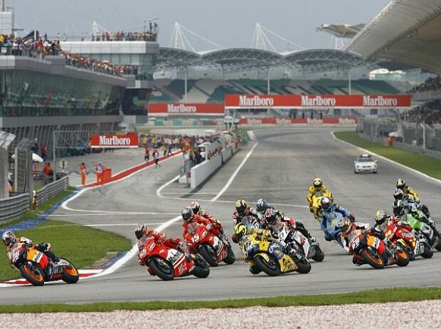 Titel-Bild zur News: Start zum MotoGP-Rennen in Sepang 2006