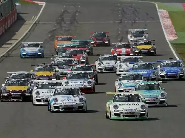 Start in Silverstone Titel-Bild zur News: Start in Silverstone