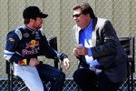 Brian Vickers im Gespräch mit NASCAR-Präsident Mike Helton
