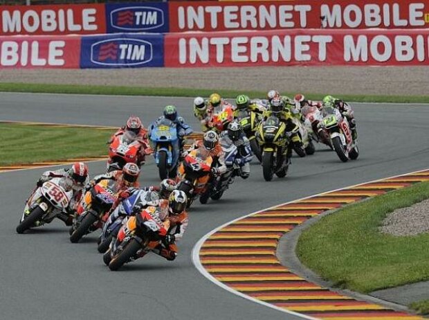 Titel-Bild zur News: Start zum MotoGP-Rennen auf dem Sachsenring 2011