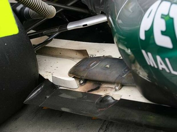 Titel-Bild zur News: Mercedes-Auspuff am Auto von Michael Schumacher