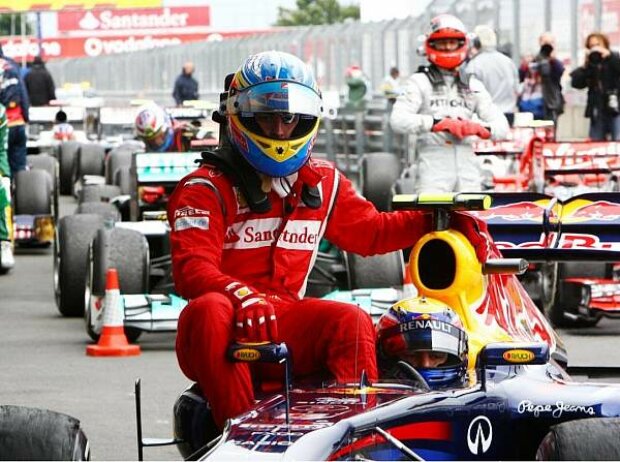 Titel-Bild zur News: Mark Webber nimmt Fernando Alonso mit