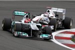 Michael Schumacher (Mercedes) vor Kamui Kobayashi (Sauber) 