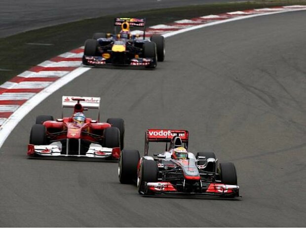 Titel-Bild zur News: Lewis Hamilton vor Fernando Alonso und Mark Webber