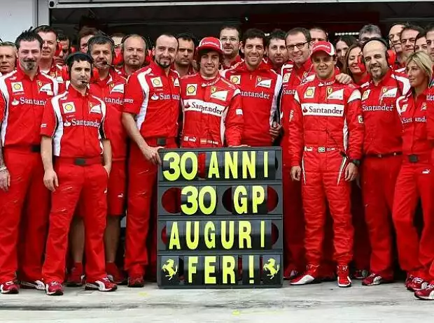 Fernando Alonso mit dem Ferrari-Team Titel-Bild zur News: Fernando Alonso mit dem Ferrari-Team