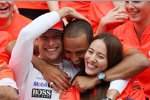 Jenson Button (McLaren), Lewis Hamilton (McLaren) und Buttons Freundin Jessica Michibata