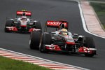 Lewis Hamilton vor Jenson Button (McLaren) 