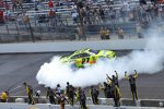 Paul Menard feiert seinen Indy-Sieg