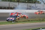 Landon Cassill und Kasey Kahne crashen