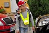 Bild zum Inhalt: Sicherer Schulweg: GTÜ verteilt rote Kappen für Erstklässler