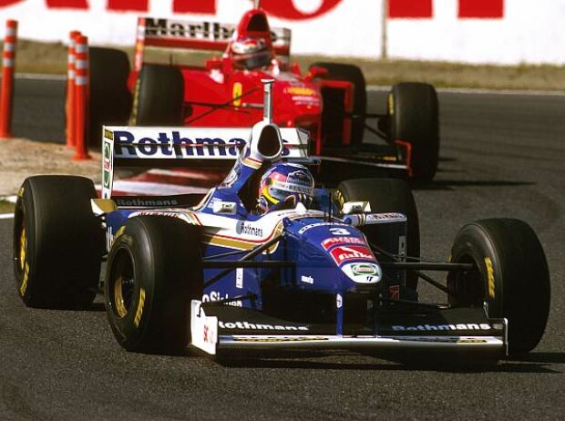 Titel-Bild zur News: Michael Schumacher jagt Jacques Villeneuve