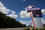 Die Einfahrt zum New Hampshire Motor Speedway befindet sich am Highway 106